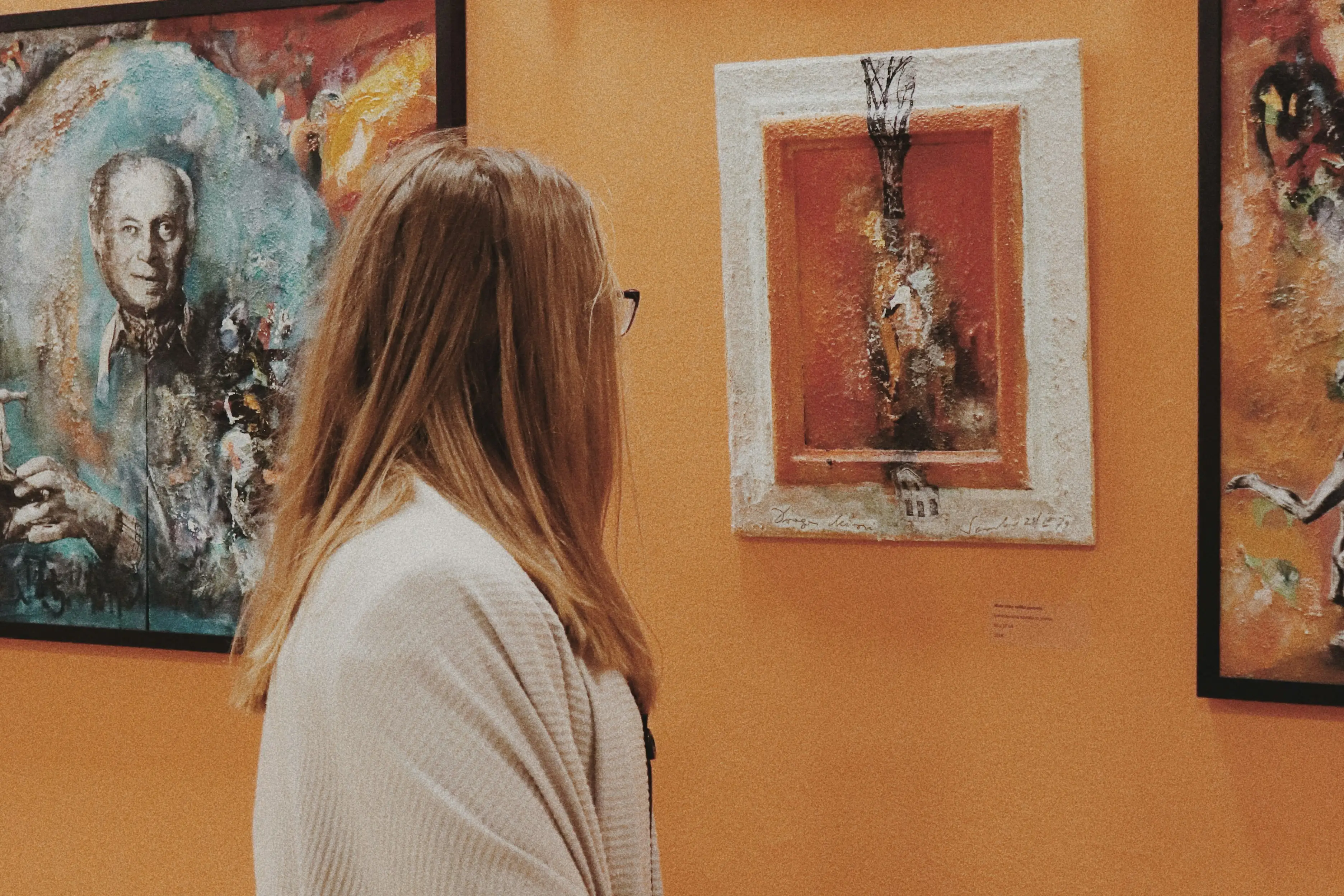 photo-1544663808-12f0dd383df7?ixid=M3w1MTY1MDB8MHwxfHNlYXJjaHwzfHxhcnQlMjBleGhpYnRpb258ZW58MHx8fHwxNzc2MTU1NDcxfDA&ixlib=rb-4.1