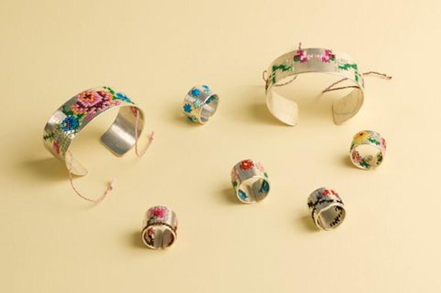 Caro Baertling_embroidred_jewellery Kopie