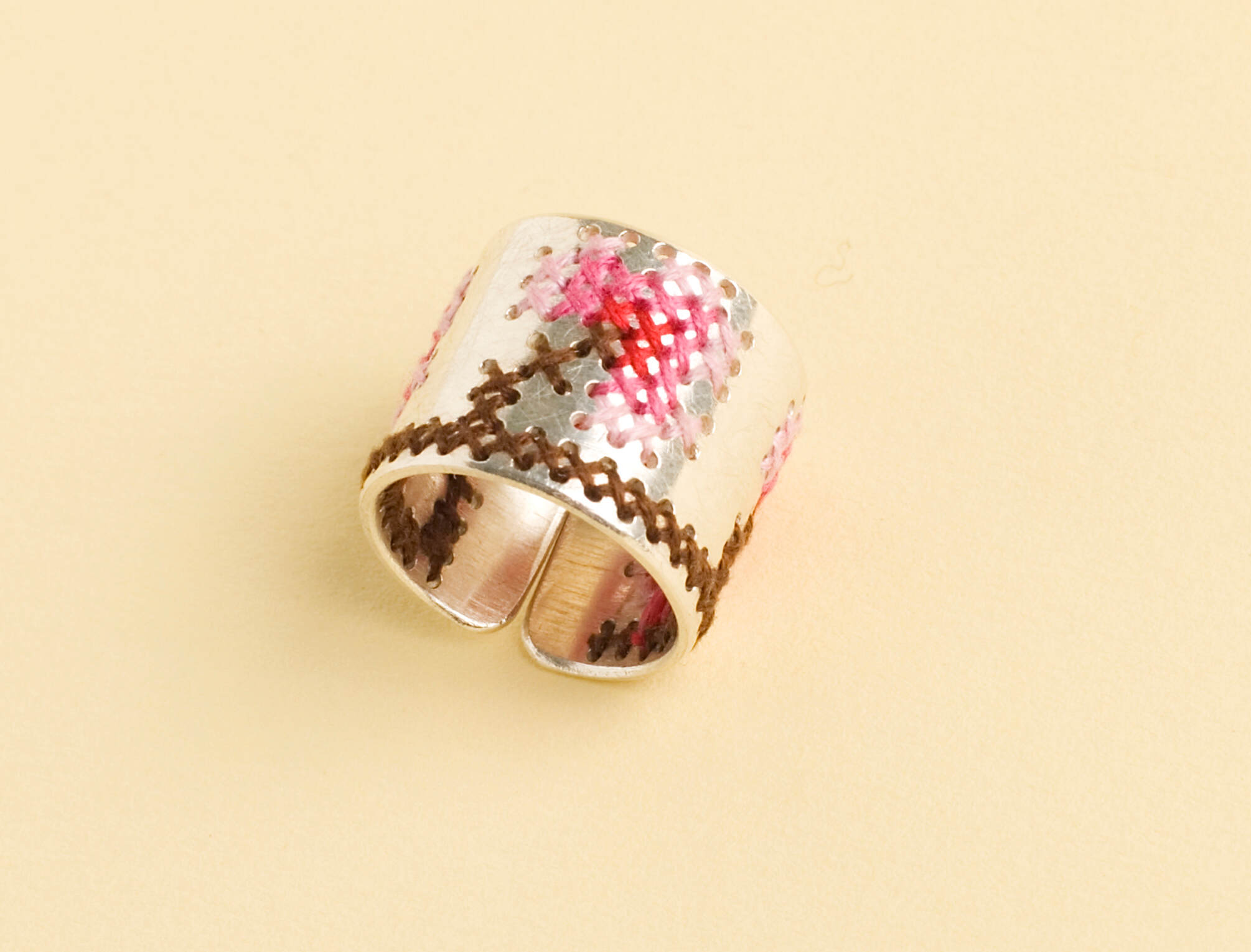 Caro Baertling_embroidred_ring_Blumenbordüre