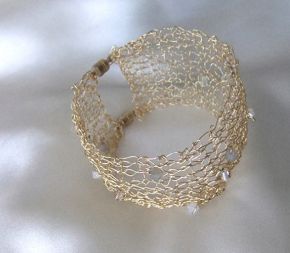 AnnRodgersBrown_WovenWireBeadBracelet_GoldToneWireGlassBeads