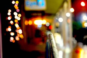 LYNN_Street Noir_Wet handrail 